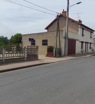 Thiel-sur-Acolin House | Maison 14 personnes,Pal 4 kms