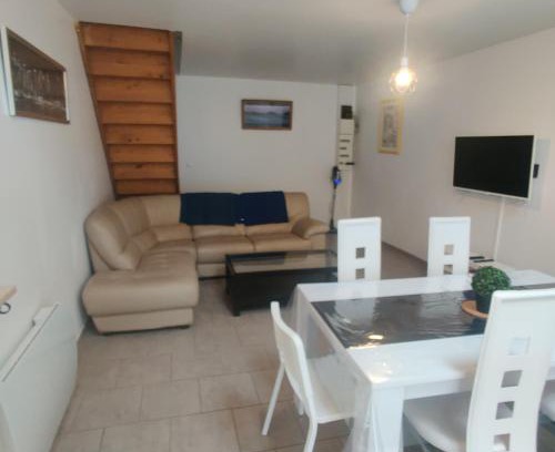 Corquilleroy Apartment | Maison 3 chambres. cour Privative 2 places de parking privatives