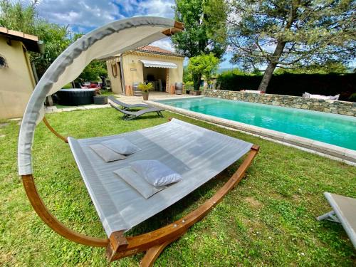 Alba-la-Romaine House | Maison 6p, 3ch, piscine, jacuzzi, cuisine d'été, jardin clos