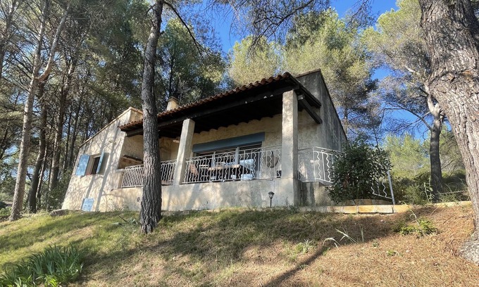 Simiane-Collongue House | Maison au calme sous les pins.