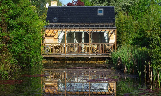 Saint-Wambert-des-Trois-Vallees House | Maison au bord de l'eau "le Lavoir" 2 pers + access to swimming pool and SPA