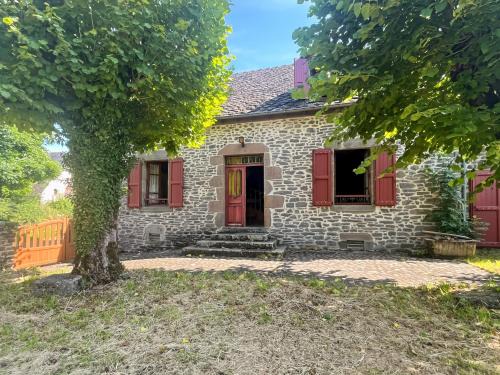 Drugeac House | Maison Auvergnate à côté de Salers - 4 chambres - parking, garage - jardin - salle de jeux