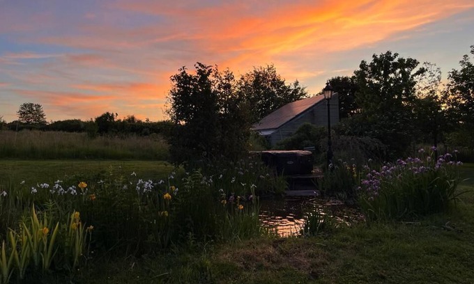 Couvin House | Maison Avec Grand Jardin et Jacuzzi, Proche de la Forêt