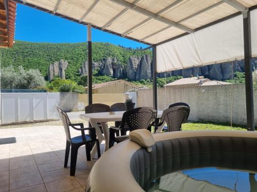 Les Mees House | Maison avec jacuzzi et vue sur les penitents