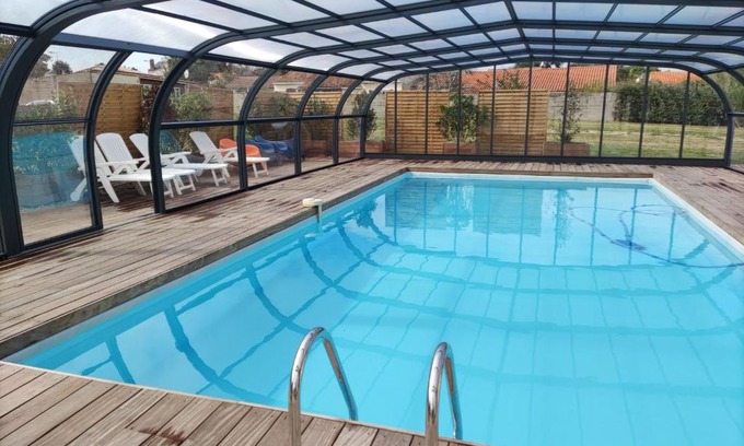 Avrille House | Maison avec piscine privée, proche plage