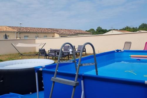 Saint-Seurin-sur-l'Isle House | Maison Bohême" entre Collègues ou Famille - Piscine Jacuzzi jusqu'à fin septembre