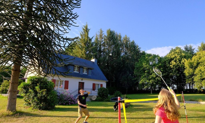 Plouguernevel House | Maison Confortable en Pleine Nature Avec Grand Jardin Privé et Aire de Jeux