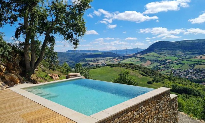 Saint-Georges-de-Luzencon House | Maison charmante à Saint-Georges-de-Luzençon avec jacuzzi