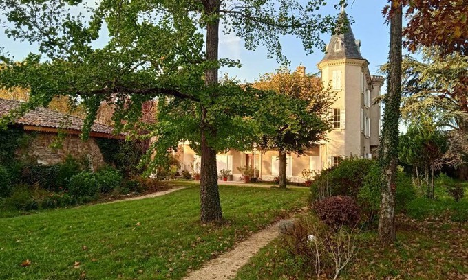 Quintenas Villa | Maison calme avec piscine entourée de son parc