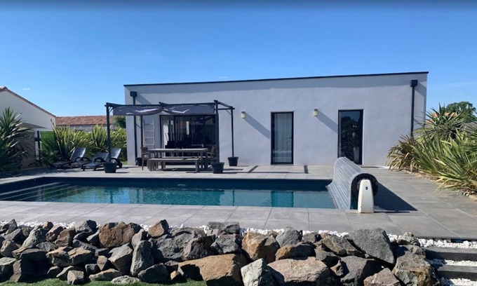 Les Conches House | Maison Calme,8 Pers., Piscine Privative Chauffée,2 kms Plage