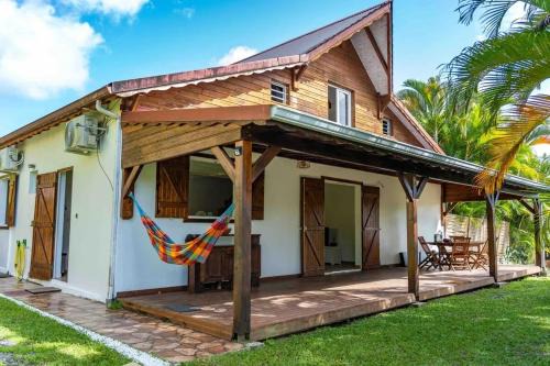 Point d'Or House | Maison chaleureuse aux Abymes avec jacuzzi relaxant