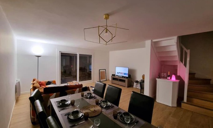 Villepinte House | Maison Chaleureuse