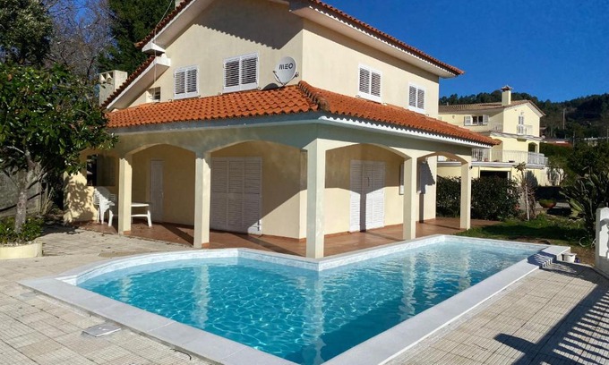 Macieira de Cambra Villa | Maison chaleureuse avec piscine & vue panoramique