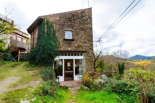 Faugeres House | Maison charmante à Faugères avec vue sur la montagne