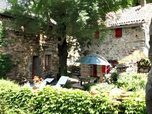 Dompnac House | Maison cosy avec vue sur la montagne à Dompnac, cheminée