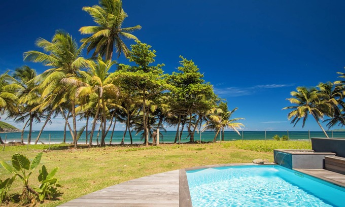 Sainte-Marie House | Maison d'Ô Baie de Saint-Jacques, on a wild beach