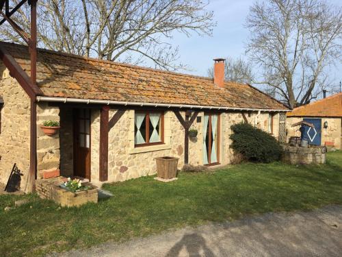 Saint-Priest-en-Murat Apartment | Maison d'amis