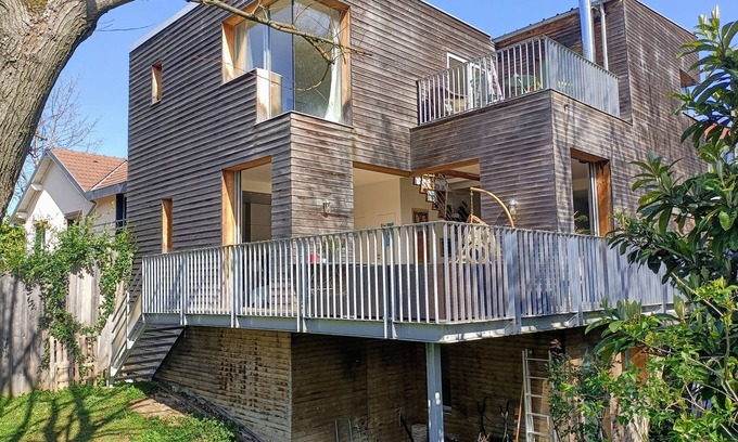 Sucy-en-Brie House | Maison D'architecte en Bois au Bord de l eau