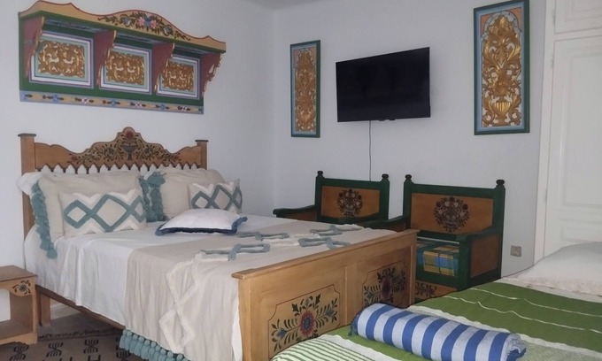 Borj Erras House | Maison d'hôte Albatros Guest room with private bathroom and court view