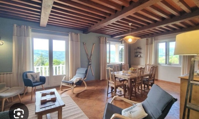 Saint-Georges-en-Couzan House | Maison de Campagne Entière Gîte 3 Épis Jardin Extérieur Clos Animaux Admis