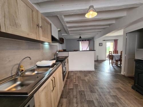 Verneuil-sur-Igneraie House | Maison de campagne en Berry, proche de La Châtre et George Sand, cour, jardin privé, tout inclus - FR-1-591-368