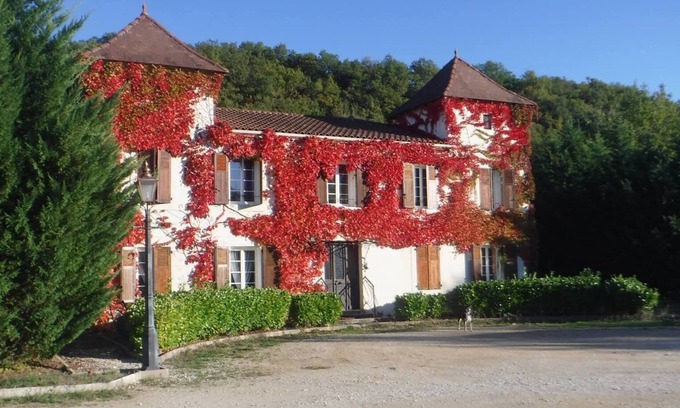 Touzac House | Maison de Campagne Exclusive Avec Piscine, Nichée Dans les Vignobles du Malbec