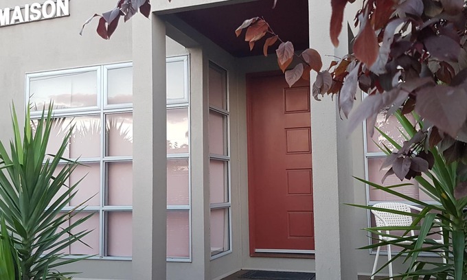 Broken Hill House | Maison de Chocolate MODERN Accommodation