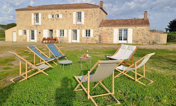 Vaire House | Maison de Famille Avec Grand Jardin et Piscine à 15 mn des Plages