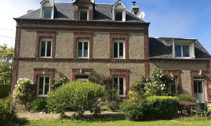 Saint-Pierre-en-Port House | Maison de Maître, Jardin Chatoyant, Village Toutes Commodités au Bord de la mer