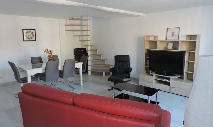 Salignac-sur-Charente House | Maison de Village Avec Jardin, Idéale Pour des Vacances en Famille