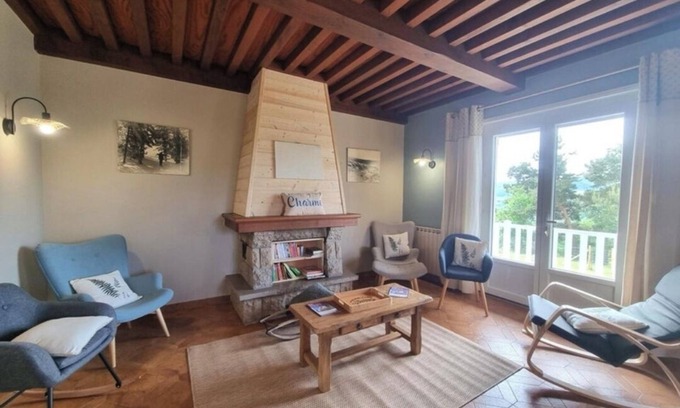 Saint-Georges-en-Couzan House | Maison de Campagne Entière Gîte 3 Épis Jardin Extérieur Clos Animaux Admis