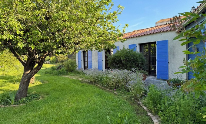 Lucon House | Maison de Plein Pied, Dans un Jardin Arboré, au Calme, en Plein Centre-ville