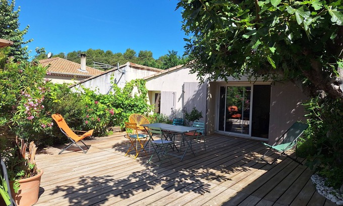 La Motte-dʼAigues House | Maison de Village Lumineuse Dans le Sud Luberon, Avec Grande Terrasse Ombragée