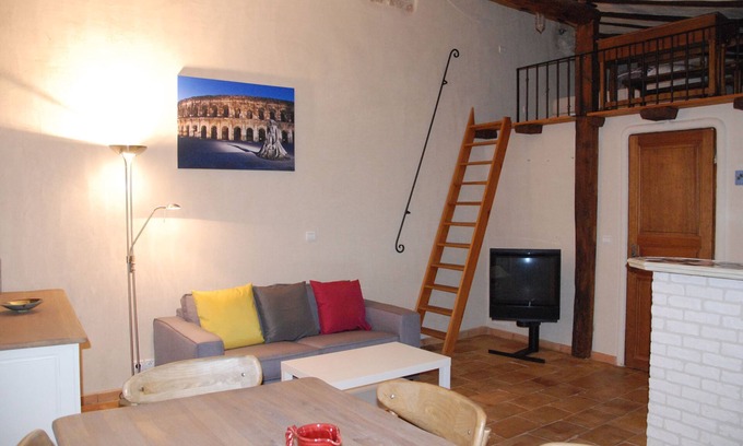 Sernhac House | Maison de Village Avec Terrasse et Garage Près du Pont du Gard