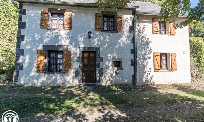 Olby House | Maison de Village Traditionnelle Idéale Pour Découvrir le Département