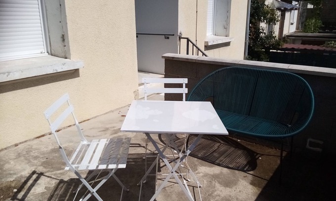 Route d'Arles House | Maison de Ville Rénovée Avec Jardin, Parking Privé Clos,proche Citée Antique .