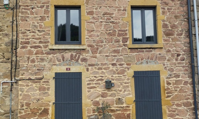 Saint-Vincent-de-Reins House | Maison en Pierre Avec une Belle Terrasse en Bois et Barbecue
