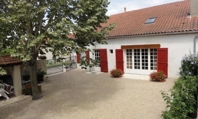 Charroux House | Maison en pierres rénovée avec cour close et terrasse privée, animaux admis, parking, Wi-Fi - FR-1-489-271