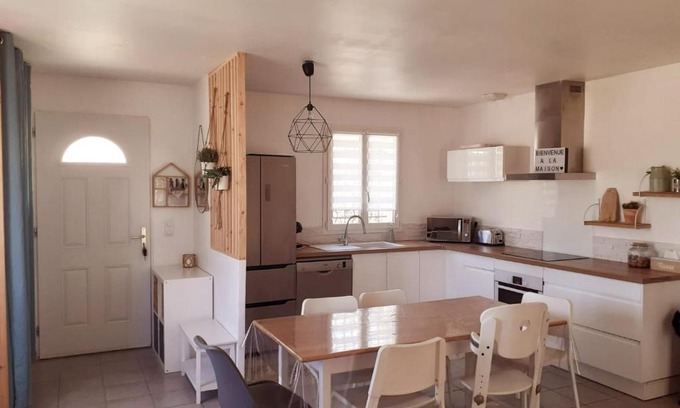 Mallemoisson House | Maison ensoleillée de plain-pied ouvert sur un jardin clôturé