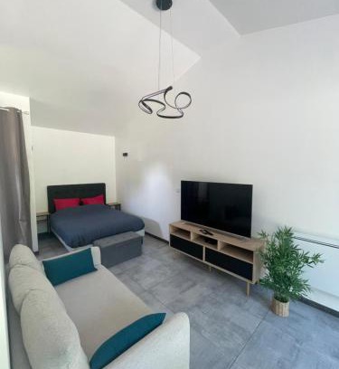 Saint-Georges-des-Coteaux House | Maison avec grand espace en hauteur