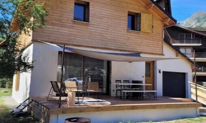Pont-du-Fosse House | Maison Style Chalet