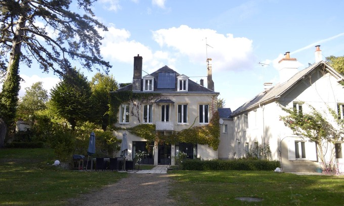 Saint-Jean-le-Blanc House | Maison l'Amérique welcome you to one of their rooms, Dogs are also welcomed
