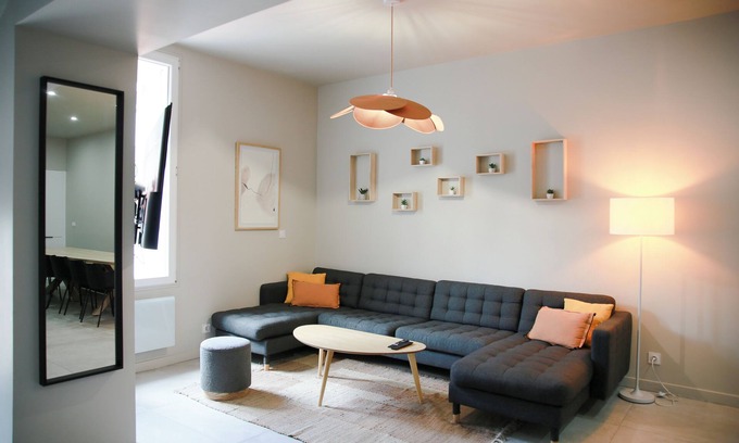 Republique - Tolstoi House | Maison le Gratte-Ciel - Families and Seminars