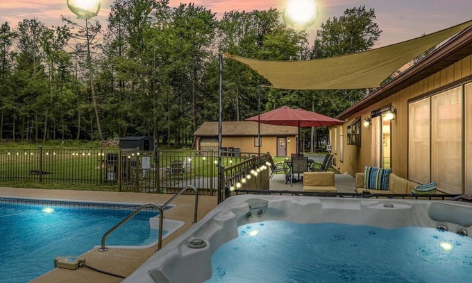 Liberty House | Maison Liberty in the Catskills w/heated pool, hot tub fire pit, games and more