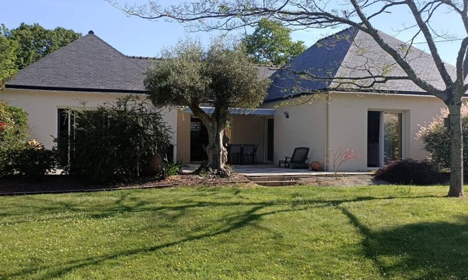 Camors House | Maison Plain Pied Avec Grand Jardin Paysager