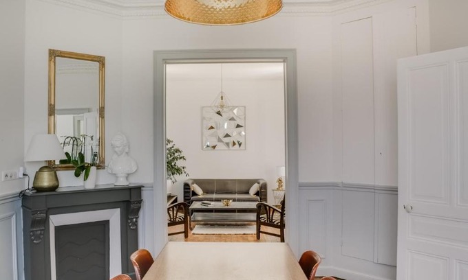 Robert-Espagne House | Maison Qui s'y frotte s'y pique
