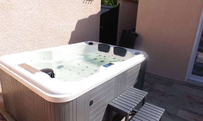 Saint-Victoret Villa | Maison Rénové Avec Terrasses , un Spa, Entouré de Champs et à 15mn de Marseille
