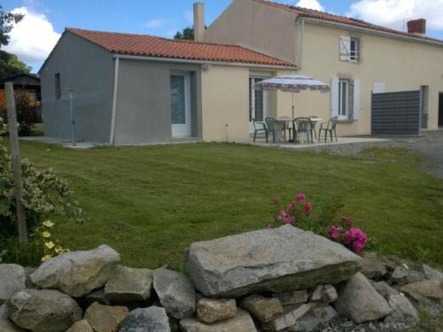 Aubigny-les-Clouzeaux House | Maison rénovée à la ferme avec terrasse, Wifi et parc animalier - FR-1-426-288