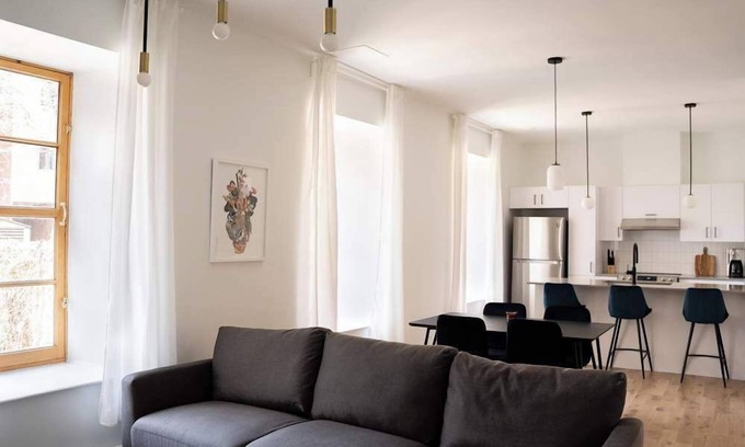 Ville-Marie Apartment | Maison Rasco - One-bedroom queen size bed suite