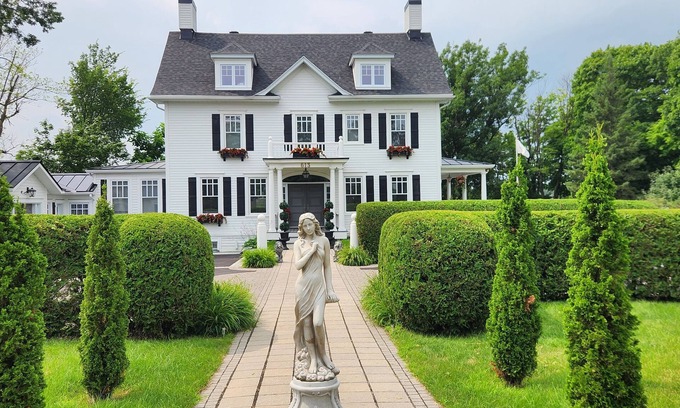 Beloeil House | Maison sur le Bord de L'eau et vue sur la Montagne St-hilaire